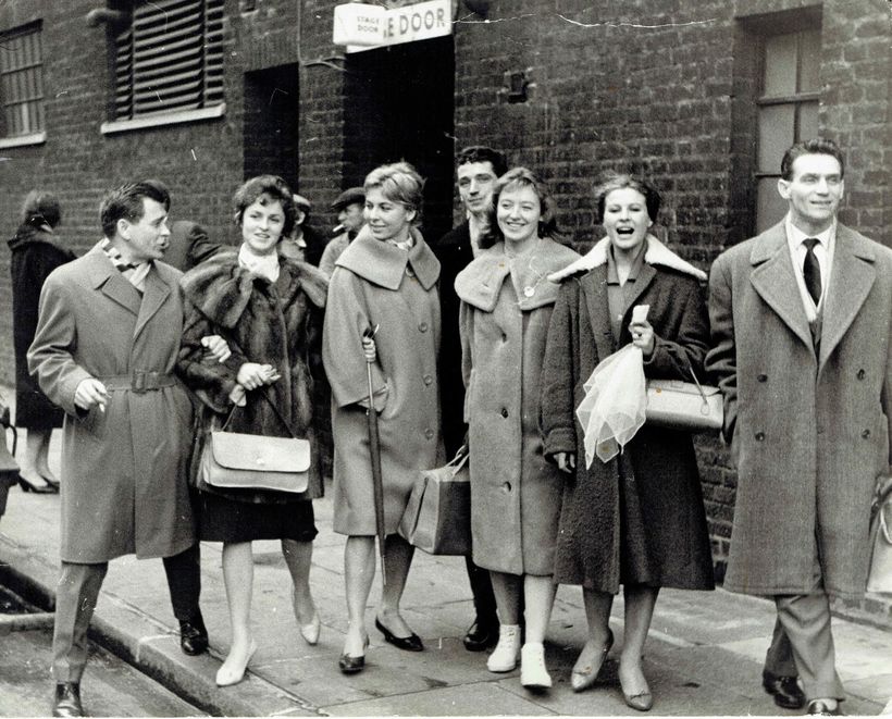 Londýn 1961 - Martin Ťapák, Helena Pejšková, Věra Nováková, Jana Andrsová, Olga Čecháková, Astrid Štúrová, Václav Štádler,Jana Andrsová, Miroslav Kůra). Foto: Archiv.jpg